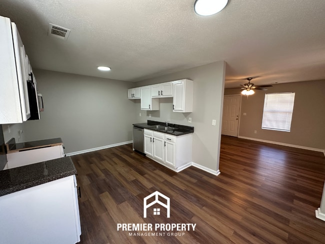 Foto del edificio - Spacious 4BR/2BA Home in 38141 | Vinyl Flooring & Large Fenced Backyard