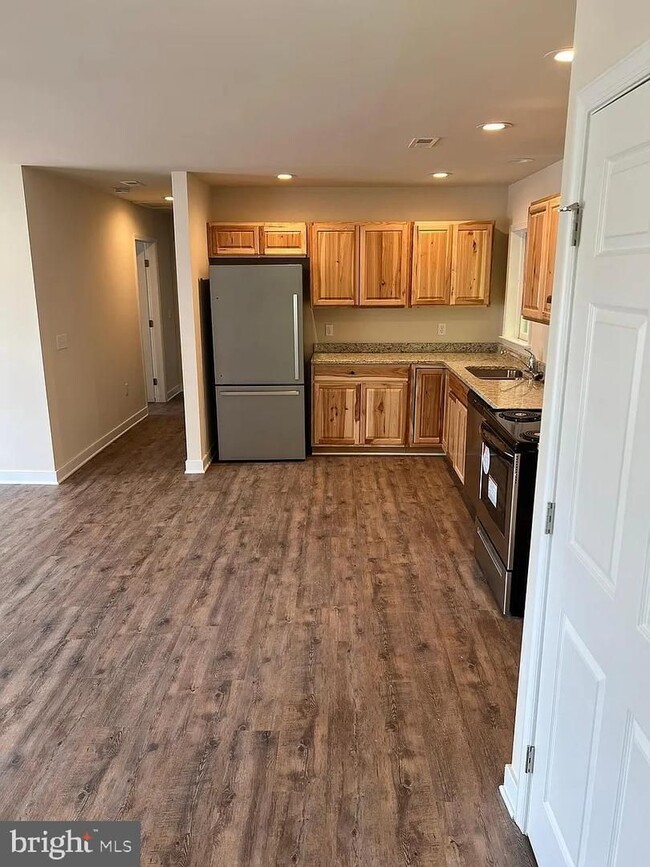 Building Photo - Updated Apartment