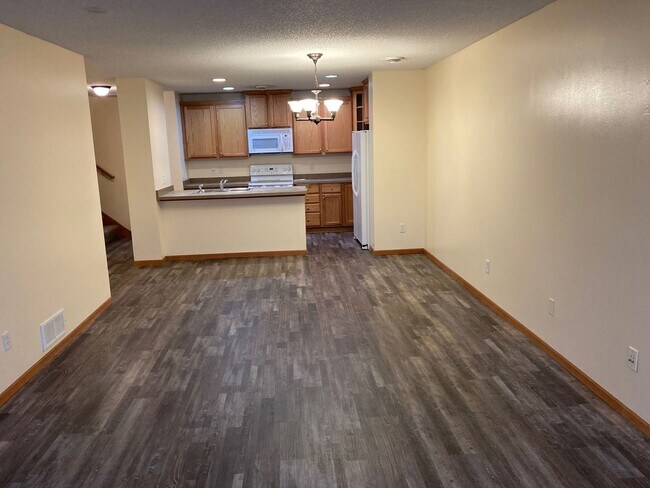 Building Photo - Large 3BR + Loft Townhome | 2-Car Garage | 1,715 Sq Ft