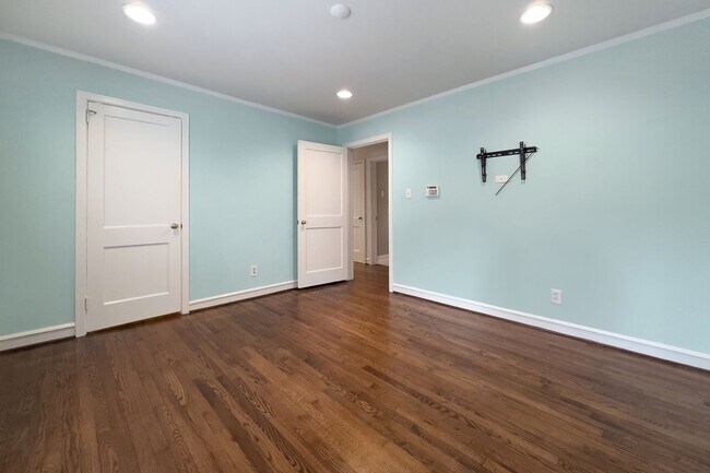 Building Photo - Charming one-level brick condo in the hear...