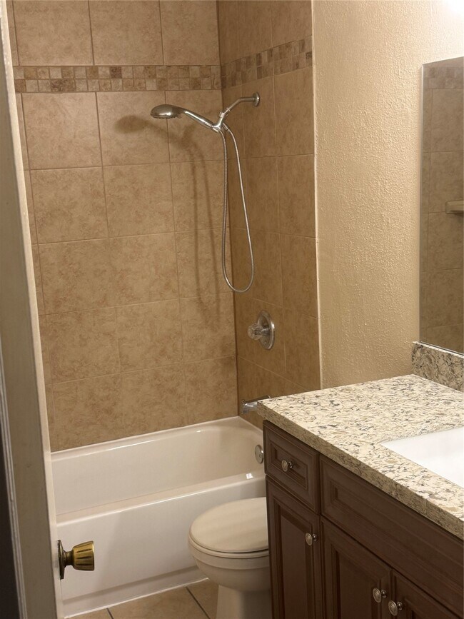 Building Photo - 17401 Red Oak Dr