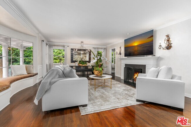 Foto del edificio - 1622 Sunset Plaza Dr