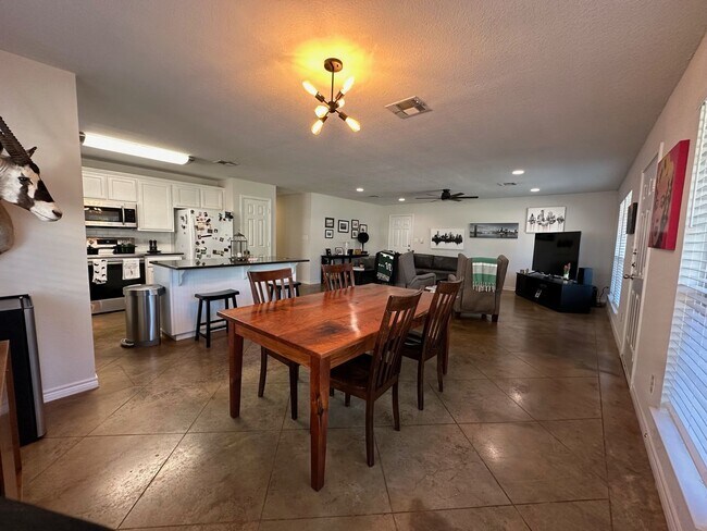 Foto del edificio - Spacious 4/4 House with Yard in the Baylor...