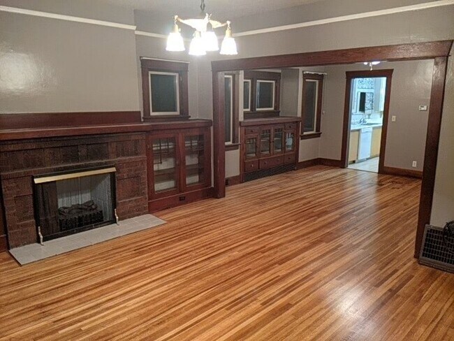 Foto del edificio - 4 Bedroom 2 Bath Pet-Friendly Normal Hill House