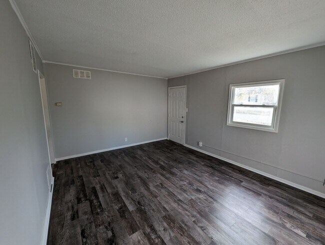 Building Photo - 2 bedroom 1 bath home. NOW ACCEPTING SECTI...