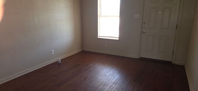 Foto del edificio - 5303 Daybreak Dr