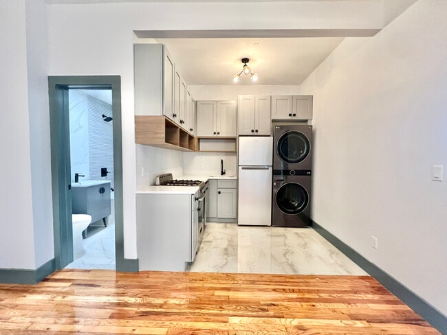 Building Photo - 52 Monitor St