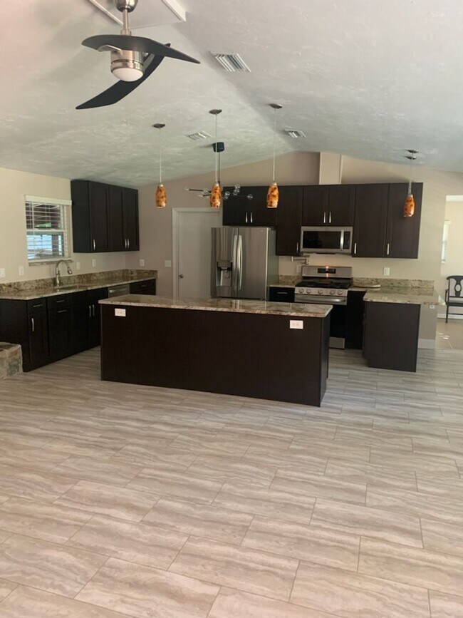 Foto del edificio - Beautifully Updated Mostly Remodeled 3 bed...