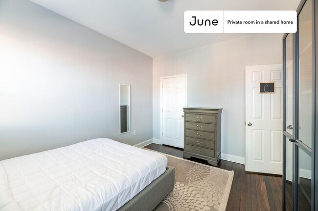Building Photo - Private bedroom in 4 bed/3.5 bath Home