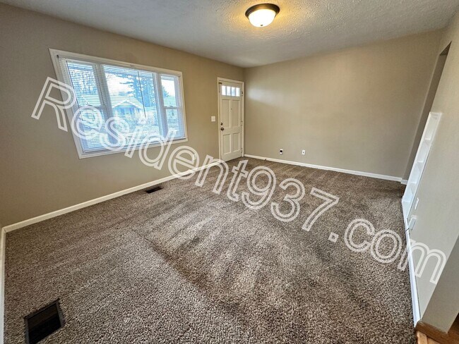 Building Photo - 3 Bed 1 Bath Home