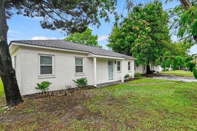 Building Photo - 3111 Azalea Dr