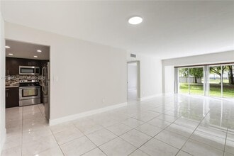 Building Photo - 9180 Fontainebleau Blvd