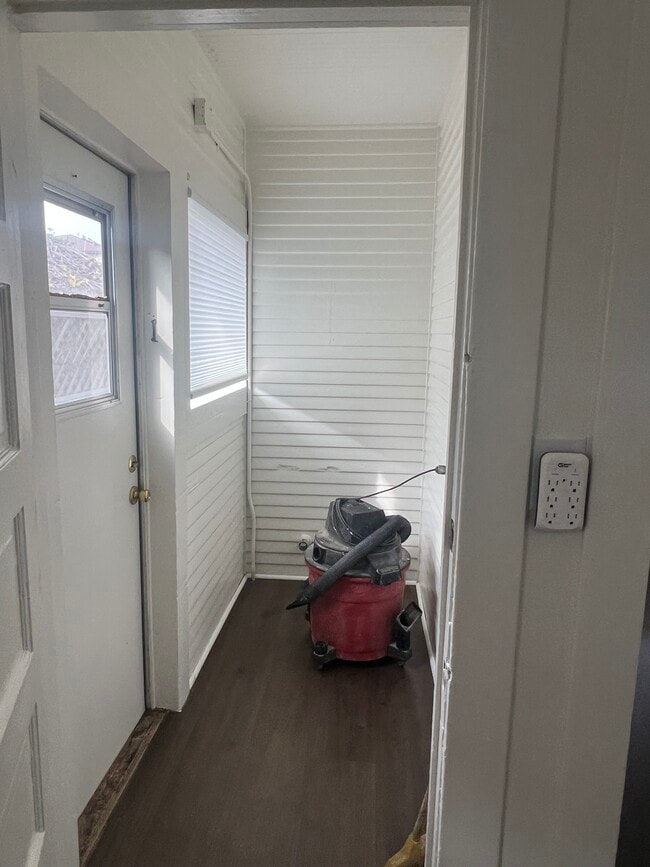 Building Photo - 640 W 16th St