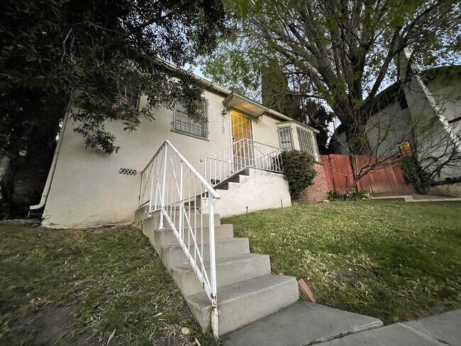 Entrada principal - 2100 S Beverly Glen Blvd