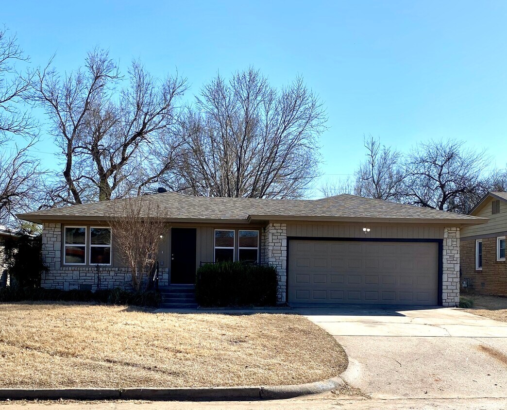 Primary Photo - 800 E Carroll Ln
