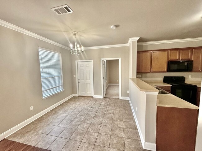Building Photo - 2 Bedroom Condo Near LSU! Located in a gated community.