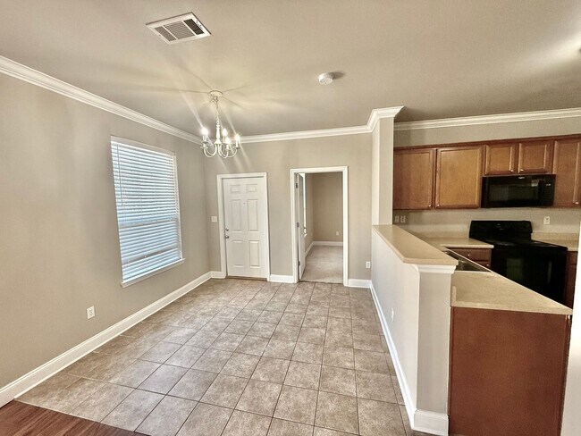 Foto del edificio - 2 Bedroom Condo Near LSU! Located in a gated community.