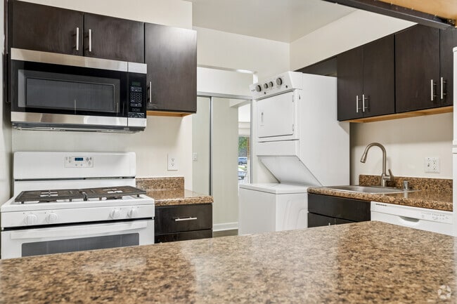 1BR, 1BA - 835AF - Kitchen - Fairfield Crossing Apartments