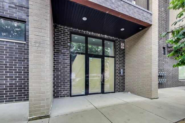 Building Photo - 815 N Richmond St