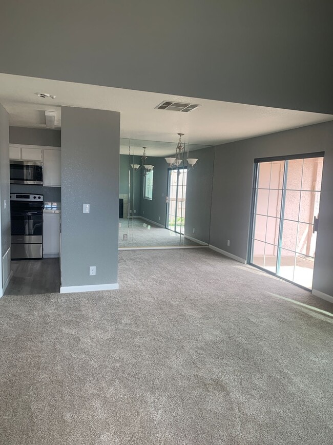 Building Photo - Las Palmas Condo