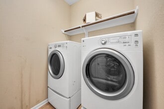 Building Photo - 2402 Village Lakes Dr