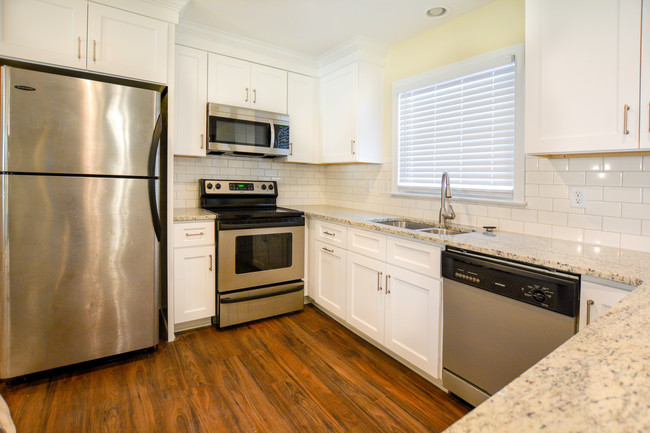 Building Photo - Beautifully Renovated West Ashley Home