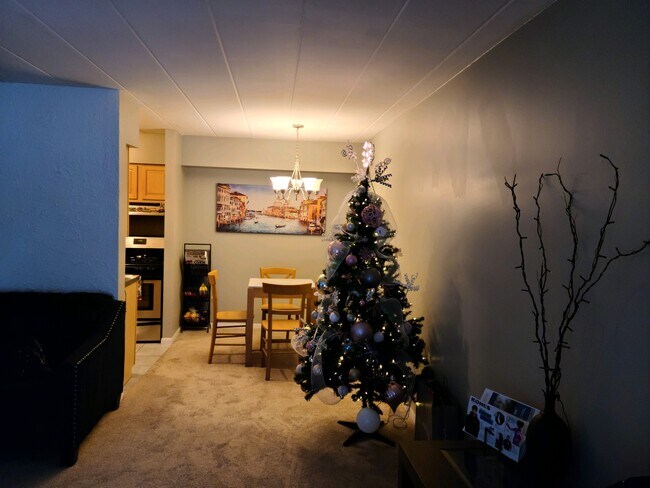 Dining area - 300 S Roselle Rd