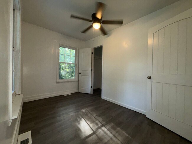 Building Photo - 3 bedroom 2 full bathrooms Available now