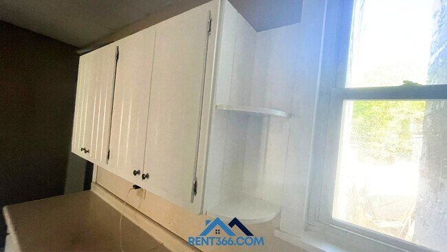 Building Photo - 929 Centre St