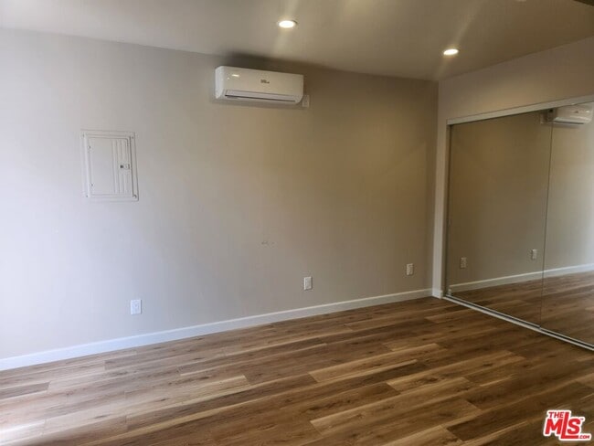 Building Photo - 2025 Addison Way