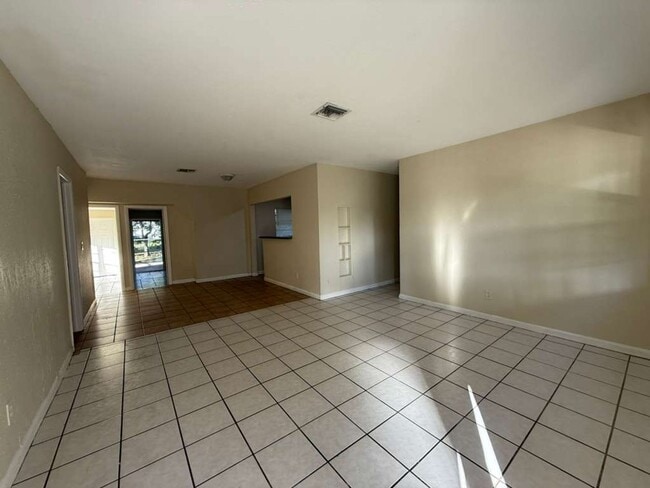 Building Photo - Large 5-2 house