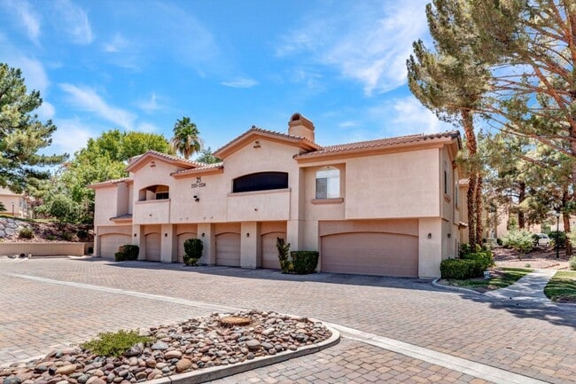 Building Photo - Beautiful 2 Bed 2 Bath ground floor condo in Guard Gated Green Valley Community. 1 Car garage!