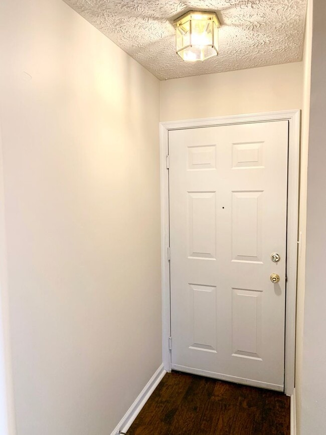 Building Photo - Light Filled 2bd 2bth Penthouse Condo In Piney Orchard!