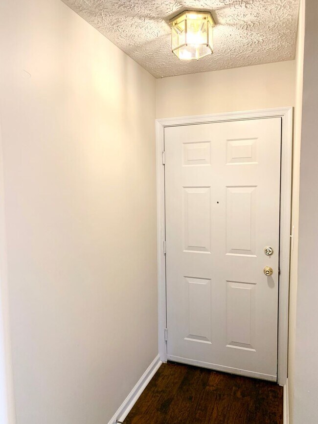 Foto del edificio - Light Filled 2bd 2bth Penthouse Condo In Piney Orchard!