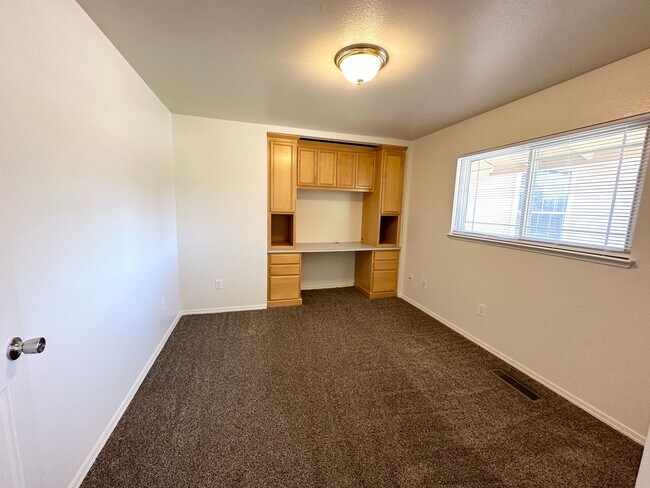 Foto del edificio - 404 Bramble Ct