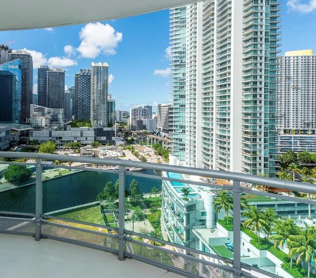 Foto del edificio - 350 S Miami Ave