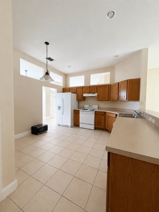 Building Photo - LOTS OF ROOM IN THIS CUTE 3/2 HOME IN CLERMONT!
