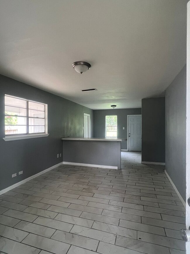 Building Photo - 3 Bedroom 1 Bath in Southern Hills