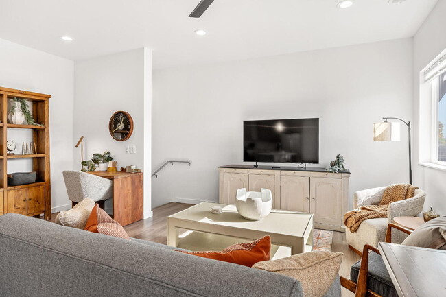 Building Photo - Modern 2-Bed Townhouse... Ideal for Professionals or Travelers