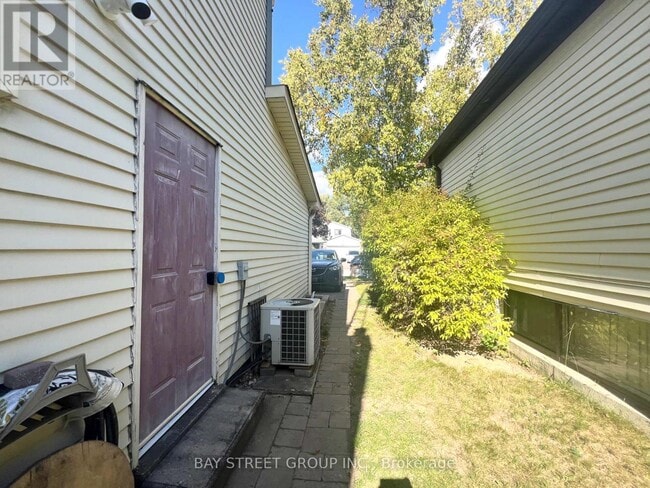 Building Photo - 45 Lillooet Crescent