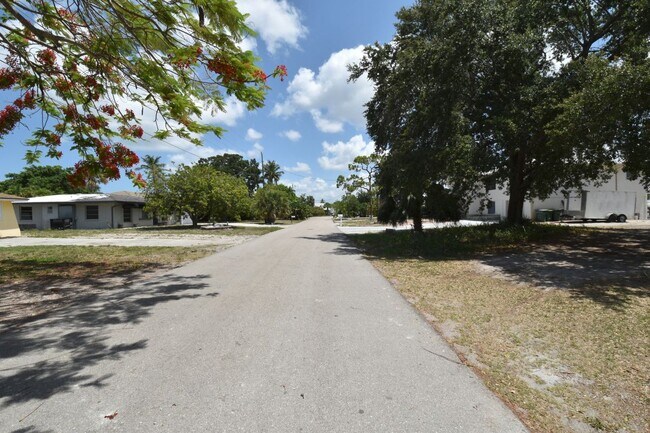 Foto del edificio - 3461 Lakeview Dr