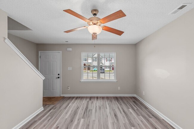 Foto del edificio - Charming 2-Bedroom 2.5-Bathroom Townhouse with Fenced Yard