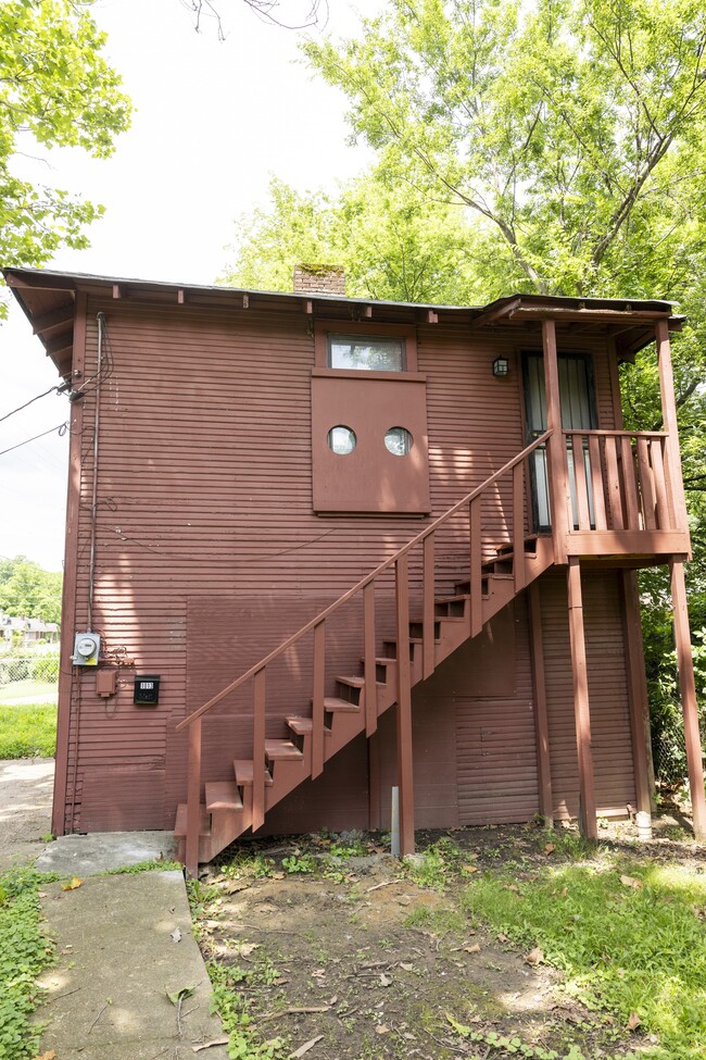 Building Photo - 1013 Oakview St