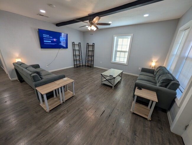 Building Photo - 406 Goliad St