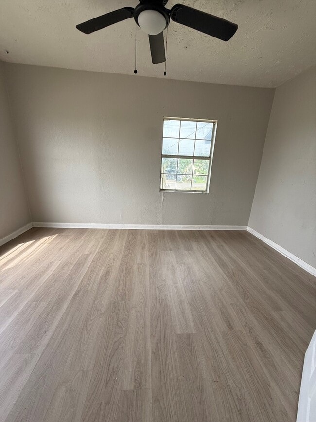 Building Photo - 126 W 6th St