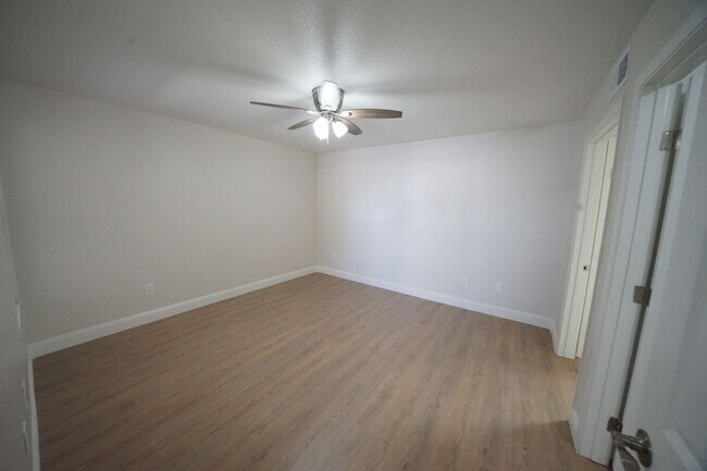 Foto del edificio - SHOWINGS AVAILABLE NOW