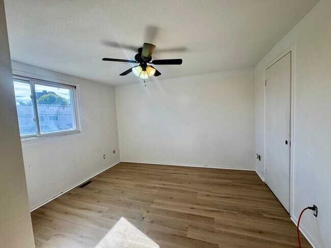 Photo du bâtiment - Renovated 3-Bedroom Apartment in Heron Gat...