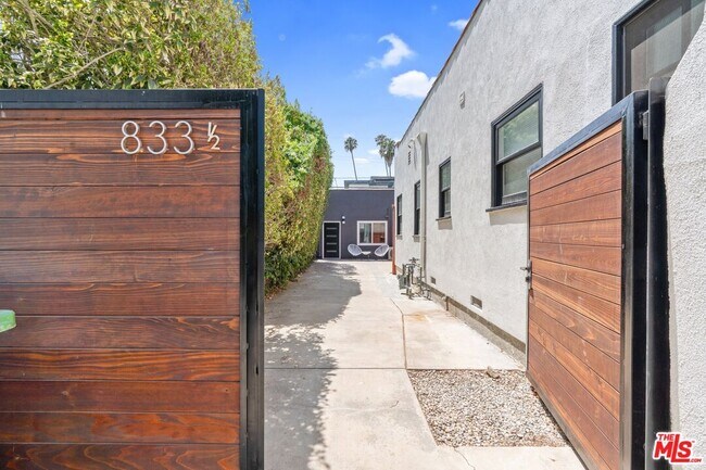Building Photo - 833 1/2 North June St-