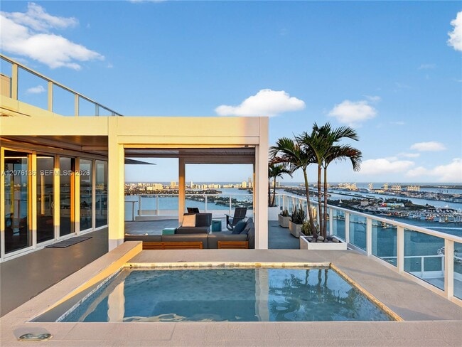 Building Photo - 2020 N Bayshore Dr