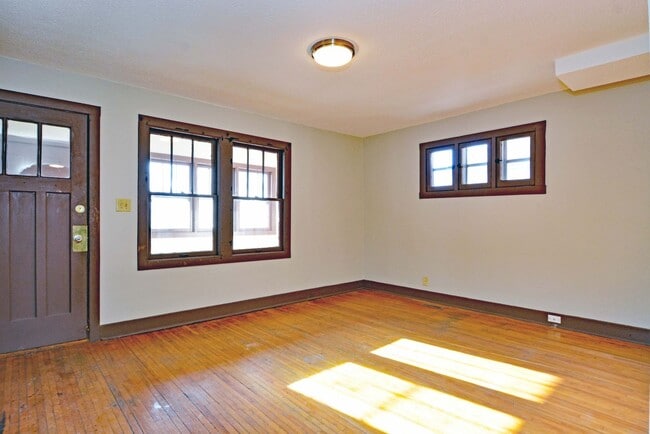 Building Photo - 447 Banfil St